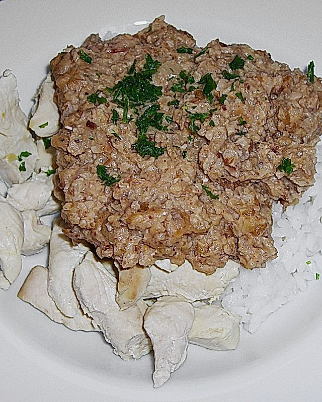 Hähnchenbrust in scharfer Walnusssoße mit Reis