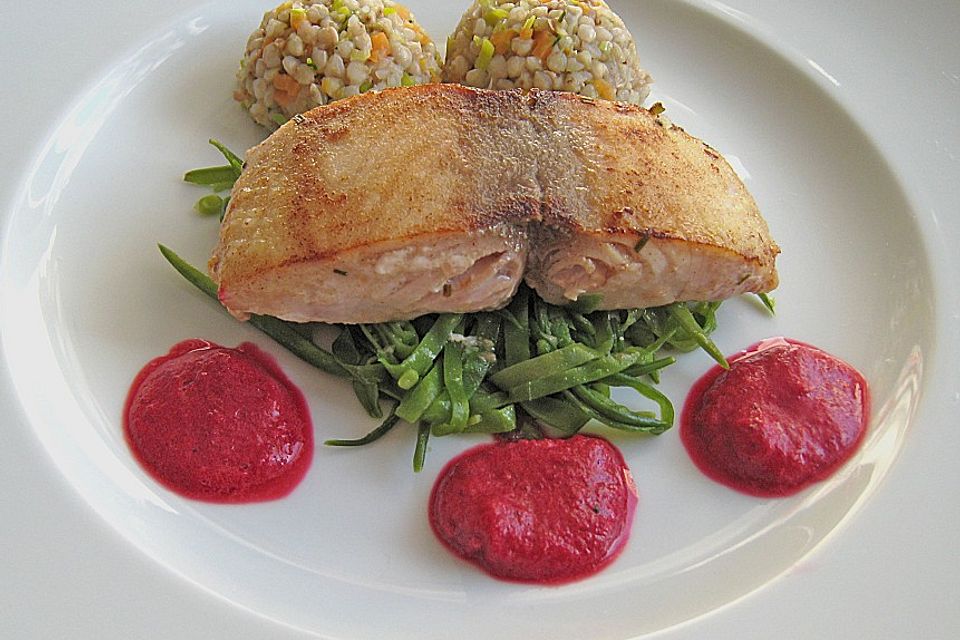 Mahi Mahi auf Zuckerschotenstroh mit Rote Bete - Püree und Buchweizengemüse