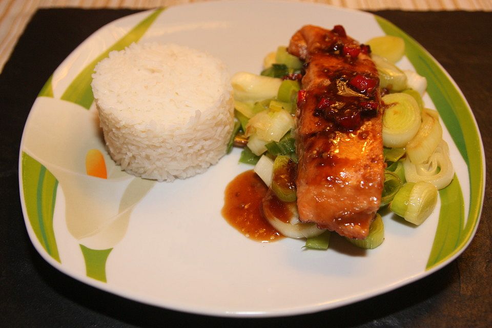 Lachs-Teriyaki auf Porreegemüse