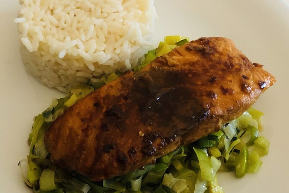 Lachs-Teriyaki auf Porreegemüse