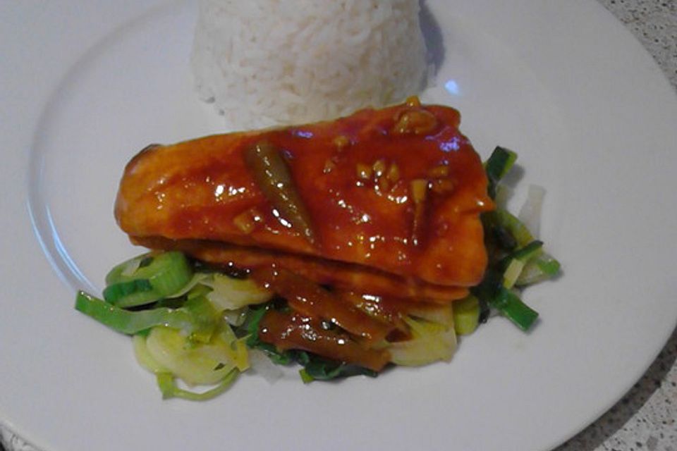 Lachs-Teriyaki auf Porreegemüse