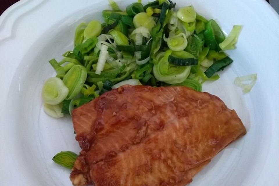 Lachs-Teriyaki auf Porreegemüse