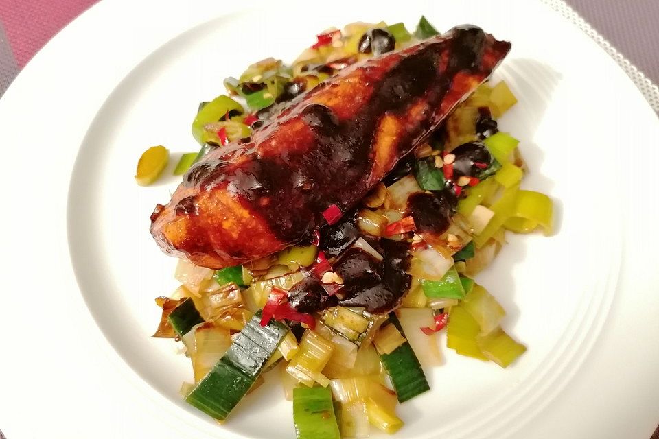 Lachs-Teriyaki auf Porreegemüse