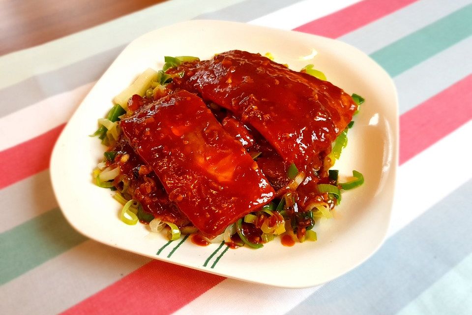 Lachs-Teriyaki auf Porreegemüse