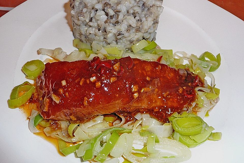 Lachs-Teriyaki auf Porreegemüse