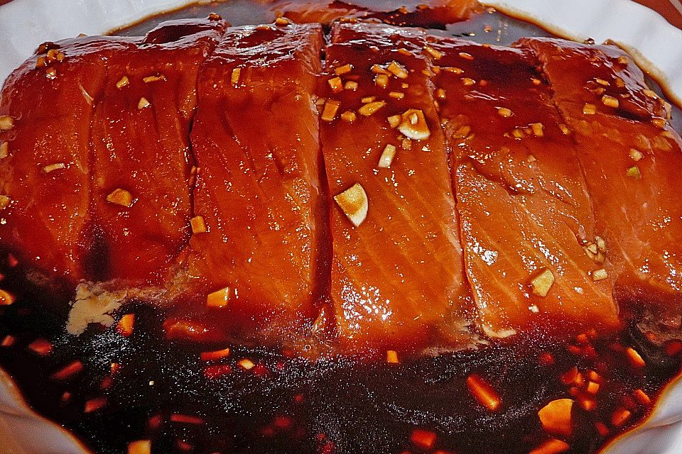 Lachs-Teriyaki auf Porreegemüse