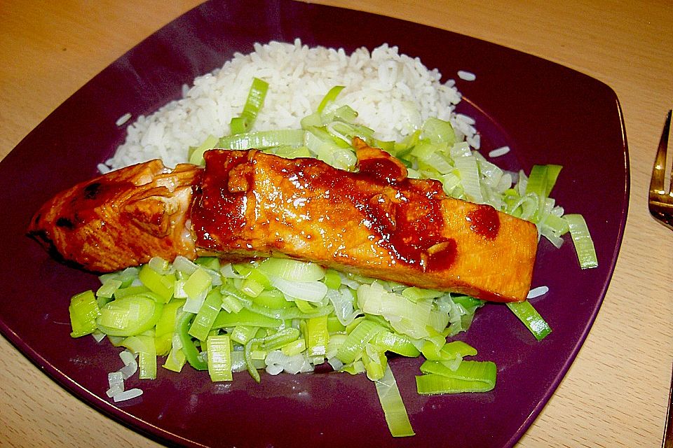 Lachs-Teriyaki auf Porreegemüse