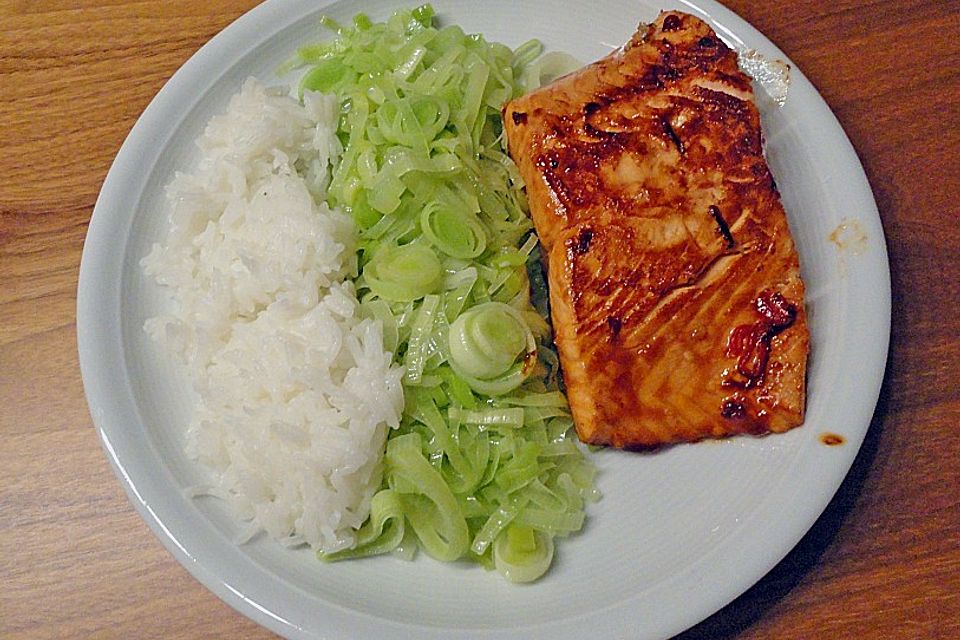 Lachs-Teriyaki auf Porreegemüse