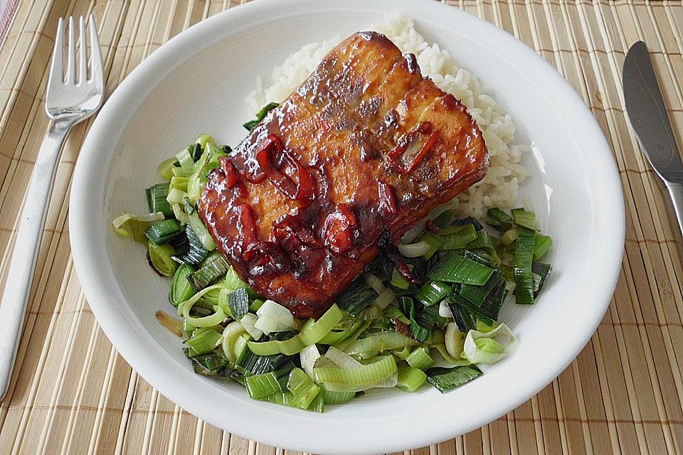 Lachs-Teriyaki auf Porreegemüse