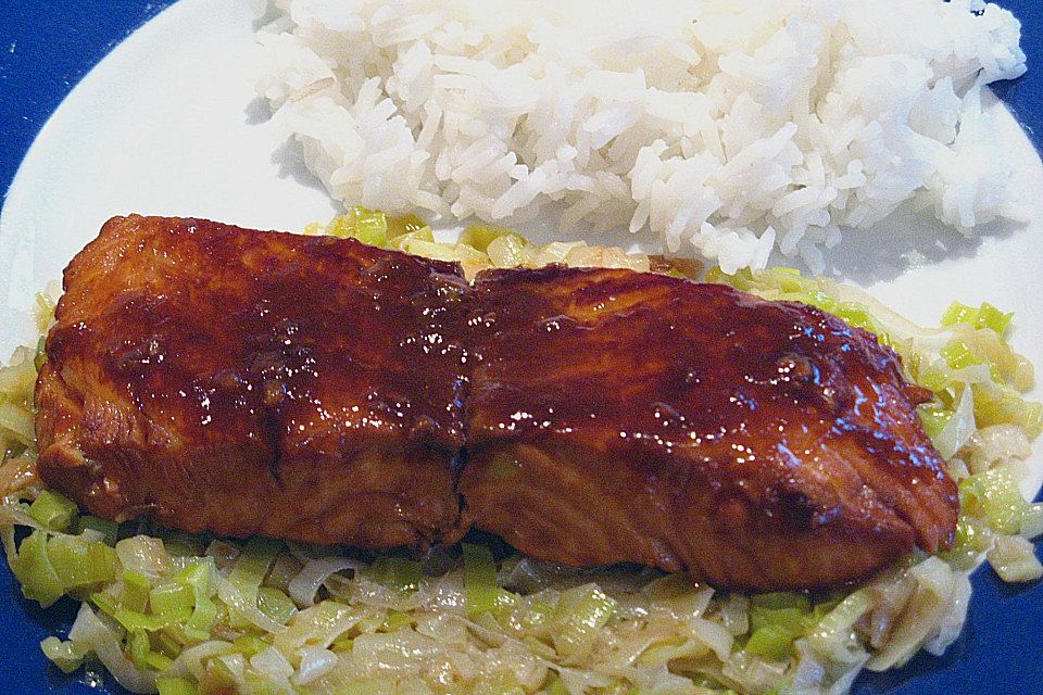 Lachs-Teriyaki auf Porreegemüse