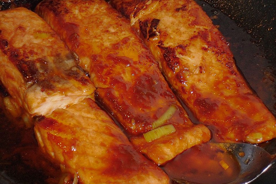 Lachs-Teriyaki auf Porreegemüse