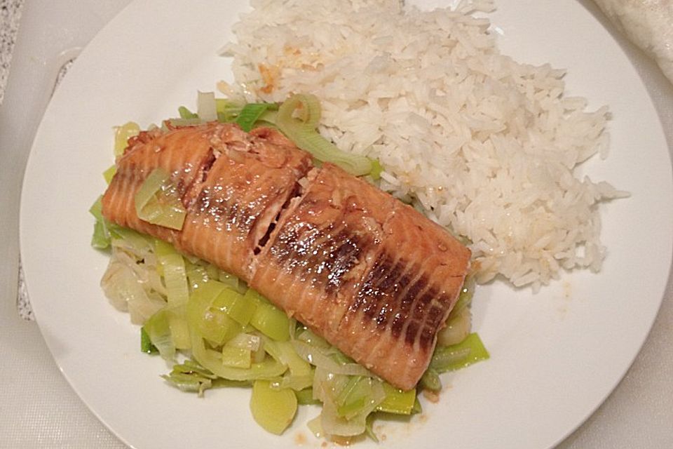 Lachs-Teriyaki auf Porreegemüse