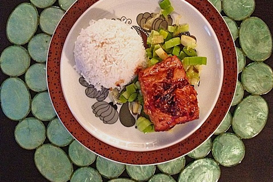 Lachs-Teriyaki auf Porreegemüse