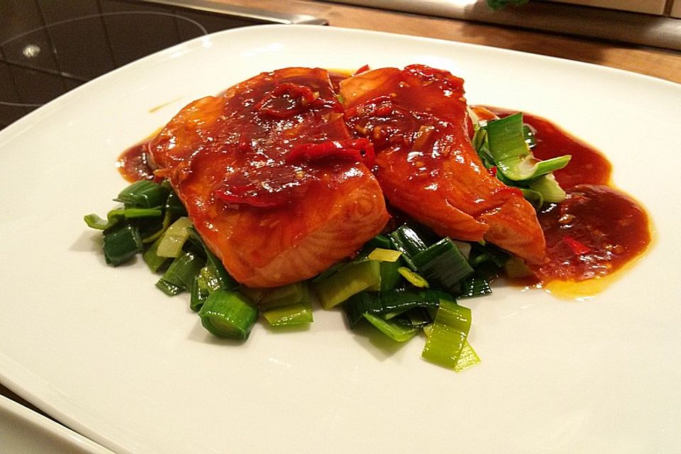 Lachs-Teriyaki auf Porreegemüse