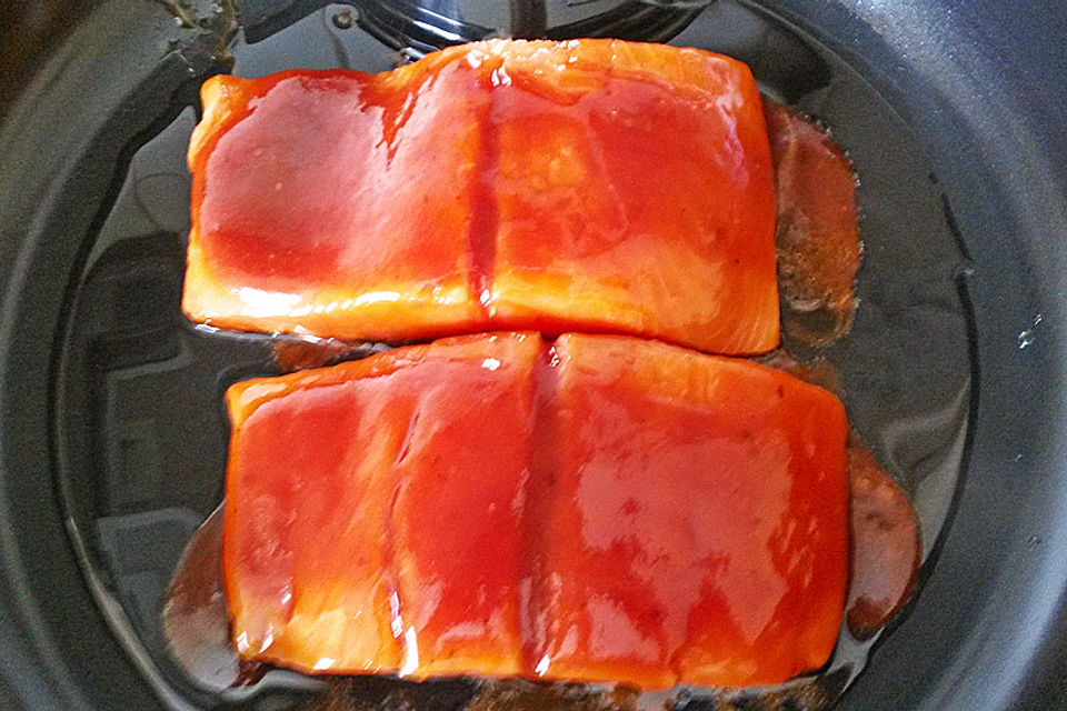 Lachs-Teriyaki auf Porreegemüse