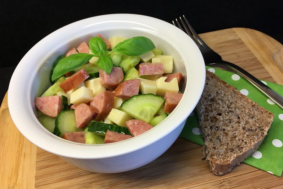 Cabanossisalat mit Gurken und Käse