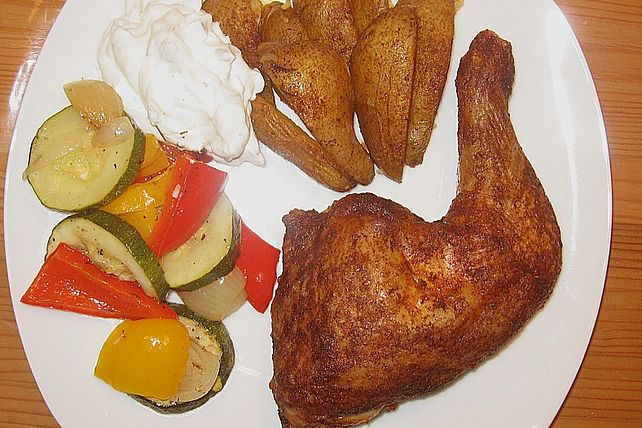 Hähnchenschenkel mit Kartoffelspalten und mediterranem Gemüse von ...