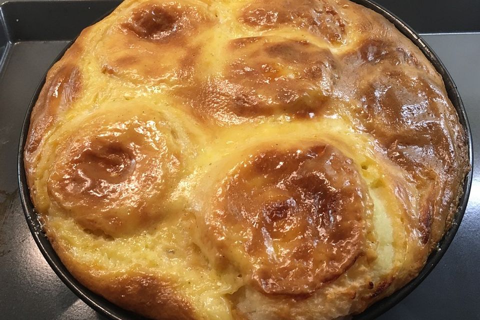 Bratapfelkuchen mit ganzen Äpfeln