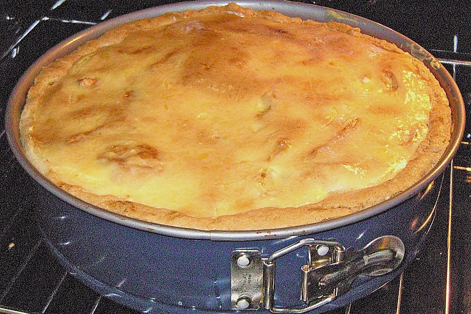 Bratapfelkuchen mit ganzen Äpfeln