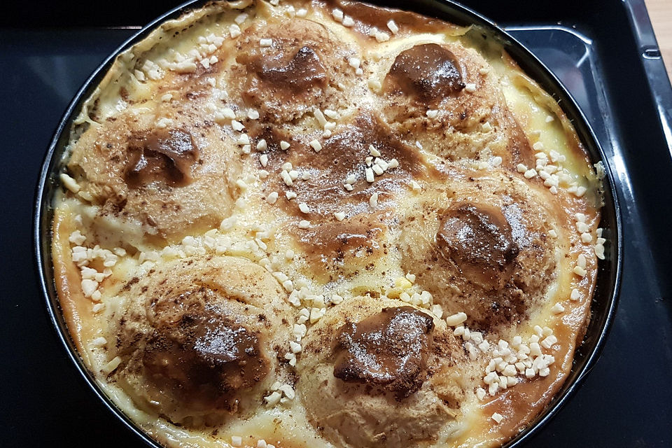 Bratapfelkuchen mit ganzen Äpfeln