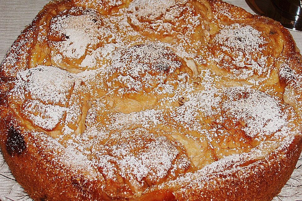 Bratapfelkuchen mit ganzen Äpfeln