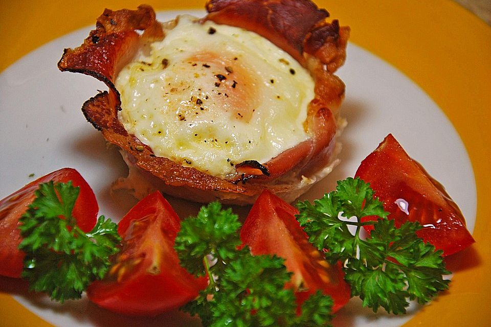 Frühstücksei im Schinkenmantel