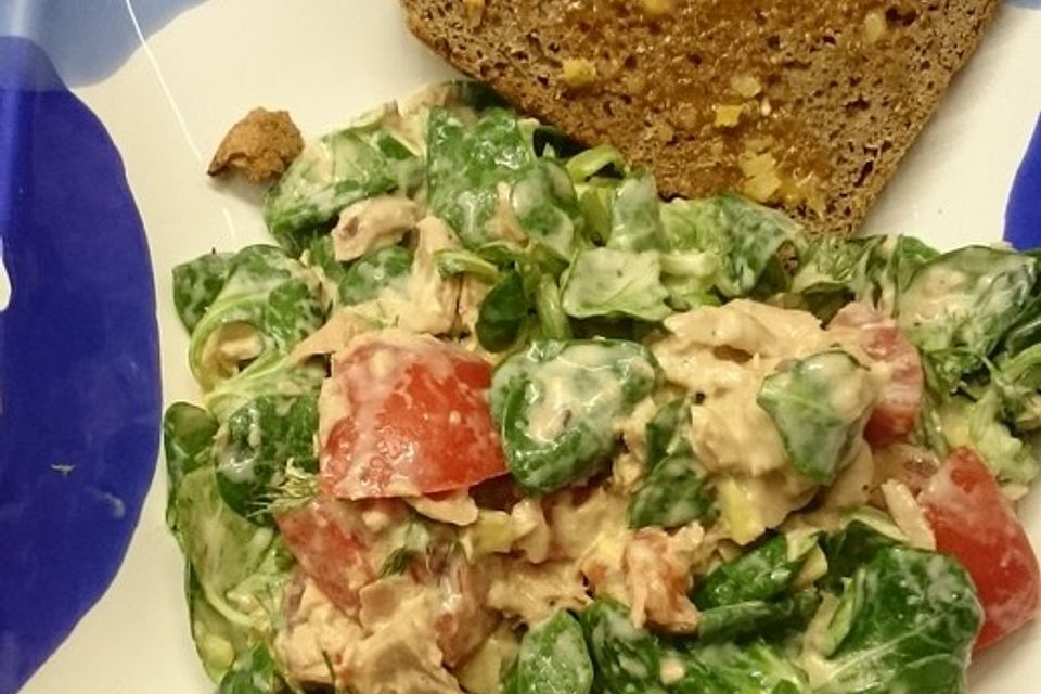 Feldsalat mit Thunfisch, Tomate und Mandeln