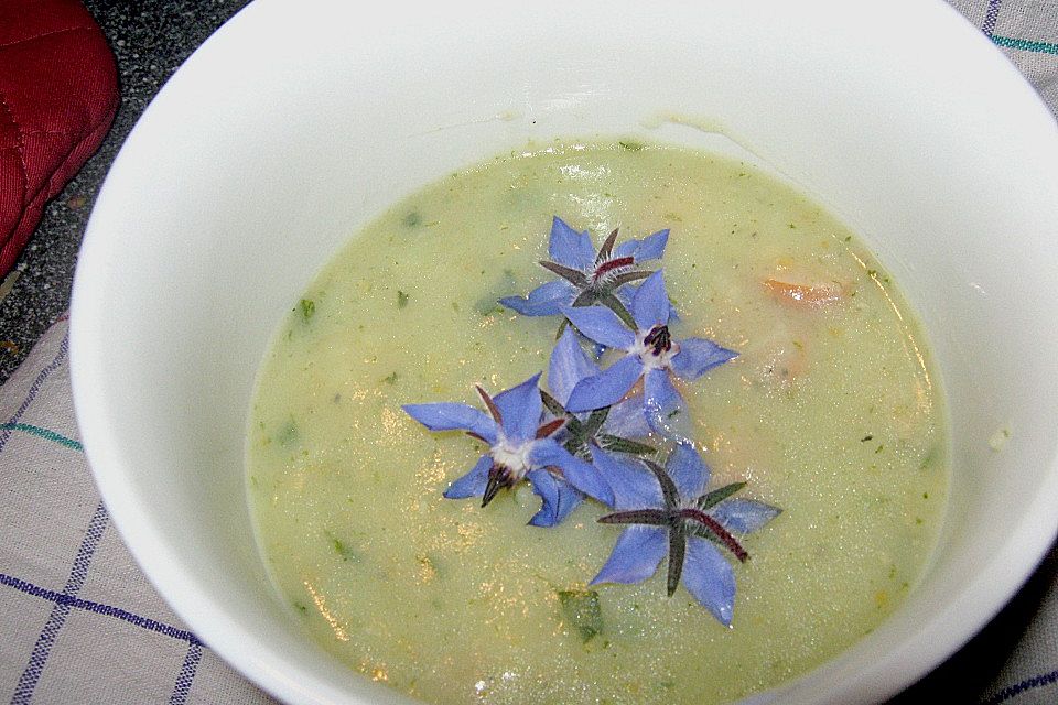 Kartoffelsuppe mit Borretsch und Borretschblüten Kartoffelsuppe mit Borretsch und Borretschblüten