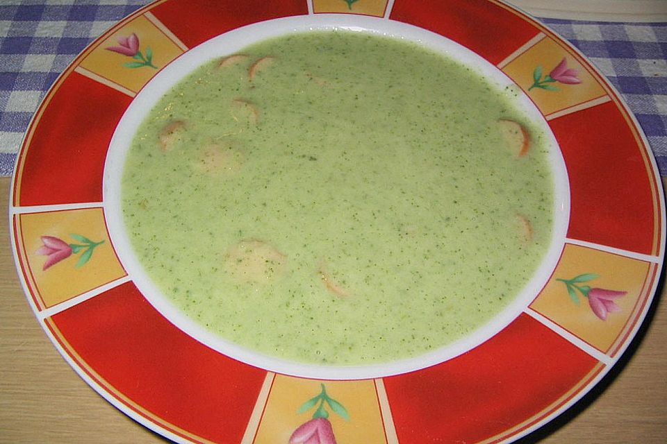 Kartoffelsuppe mit Borretsch und Borretschblüten Kartoffelsuppe mit Borretsch und Borretschblüten