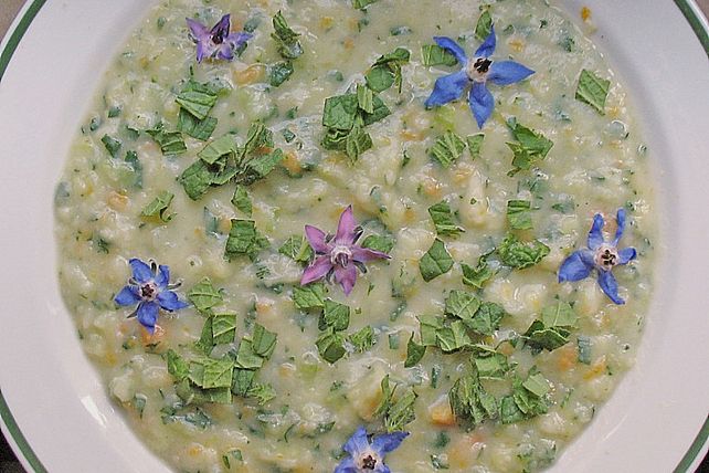 Kartoffelsuppe mit Borretsch und Borretschblüten von Wüstensohn| Chefkoch