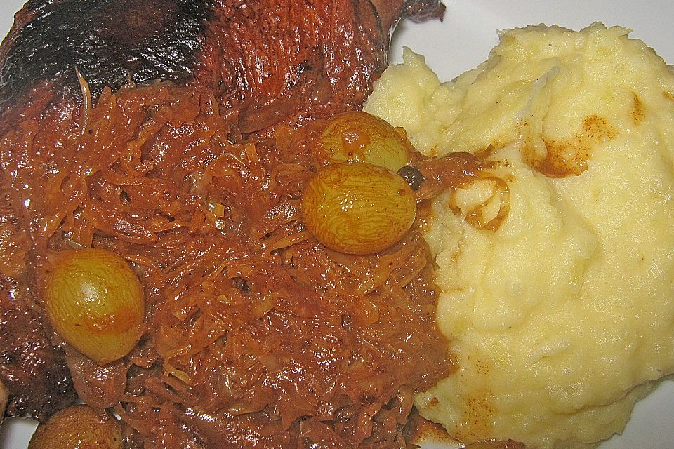 Gänsekeulen mit Sauerkraut und Trauben