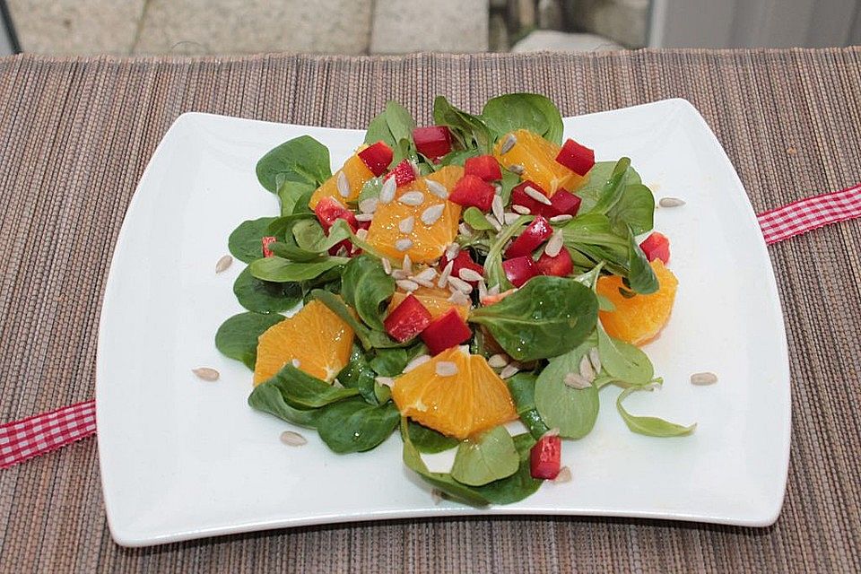 Feldsalat mit Paprika und Orange