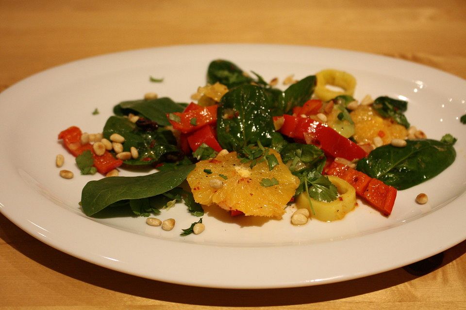 Feldsalat mit Paprika und Orange