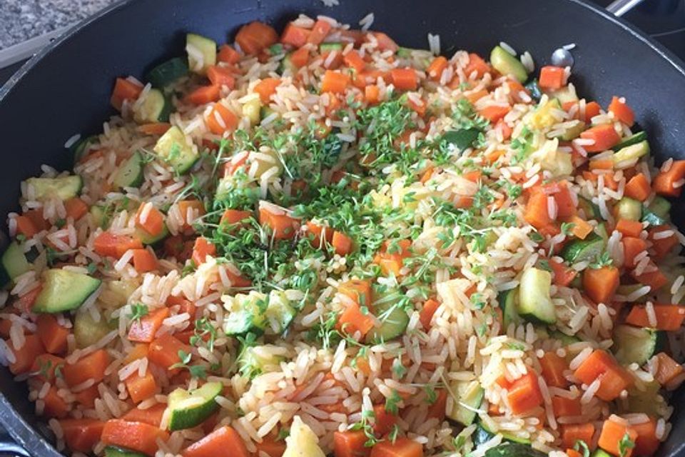 Zucchini - Reispfanne mit Möhren und Huhn