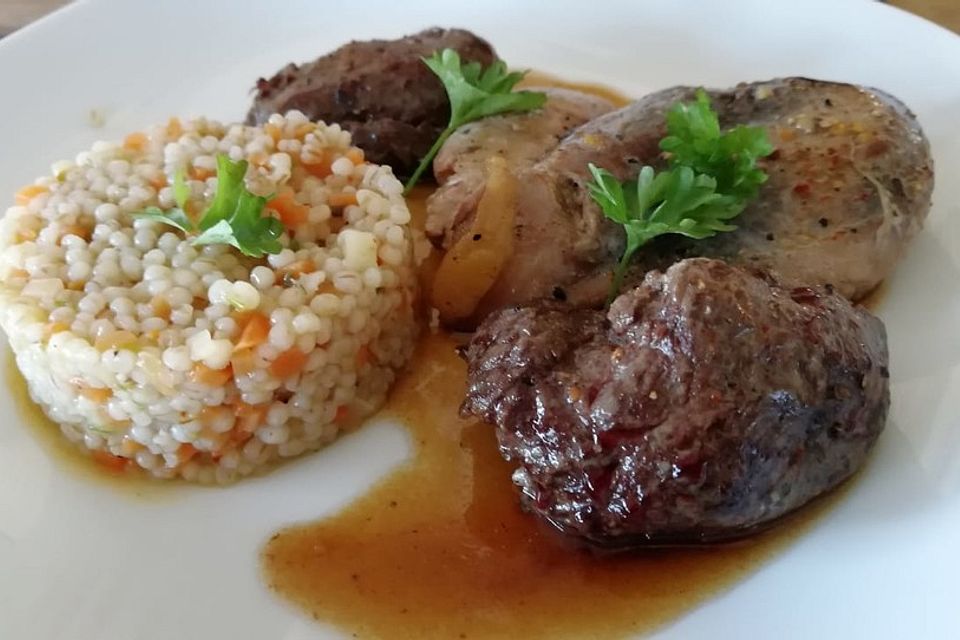 Fasanenbrust auf Zuckerschotenstroh mit Graupenrisotto an reduziertem Wildvogelfond