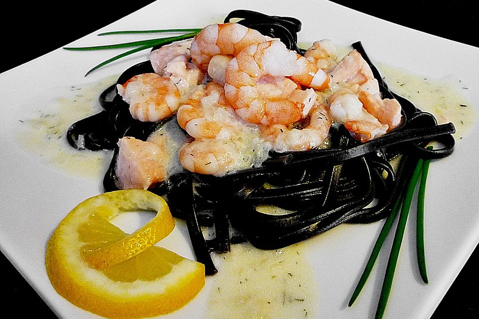 Schwarze Nudeln mit Scampis und Lachs