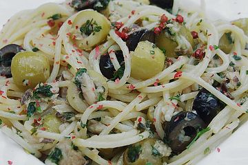 Spaghettini mit Oliven und Sardellen
