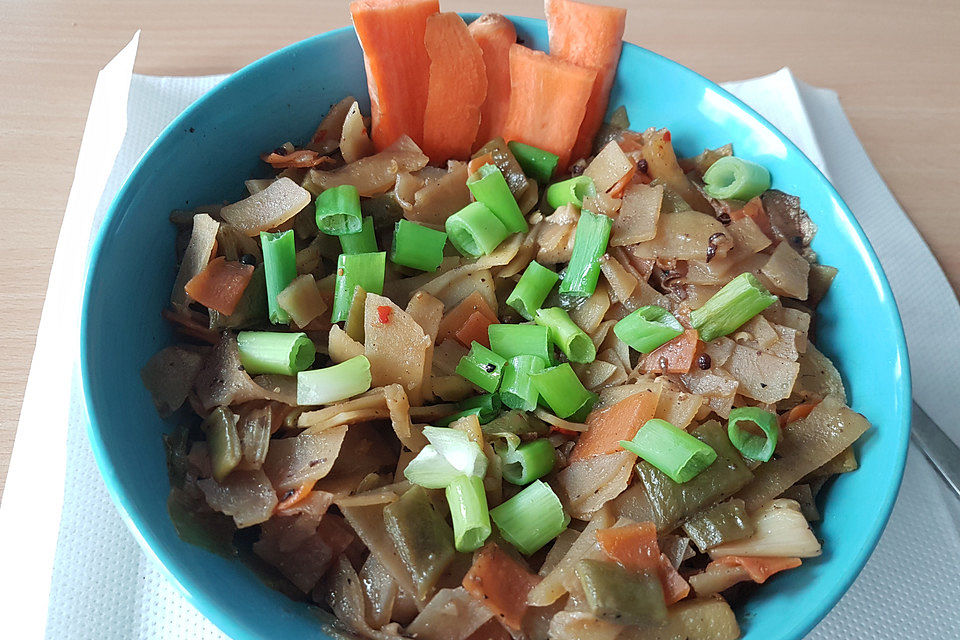 Chinesische Kartoffelstreifen im Wok