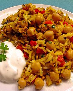 Hackfleisch-Reis-Pfanne mit Curry, Kichererbsen und Rosinen