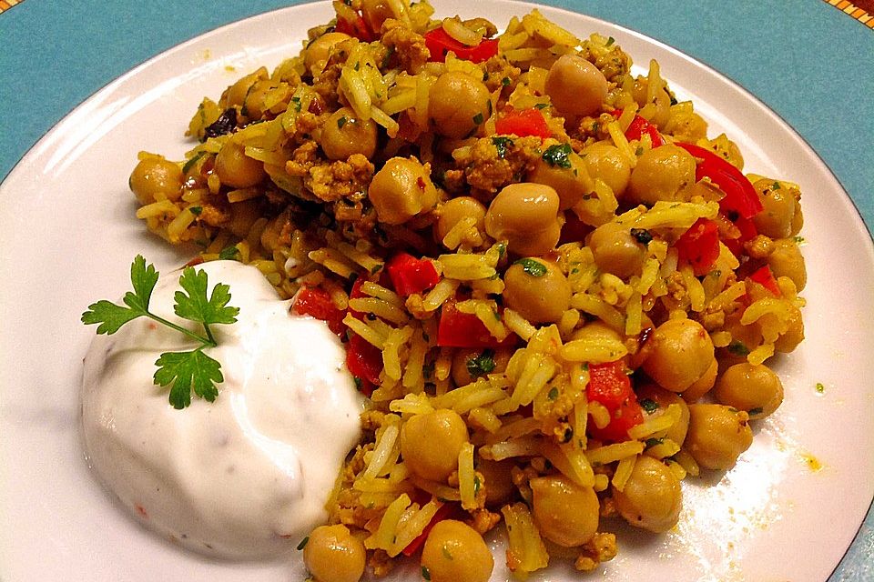 Hackfleisch-Reis-Pfanne mit Curry, Kichererbsen und Rosinen