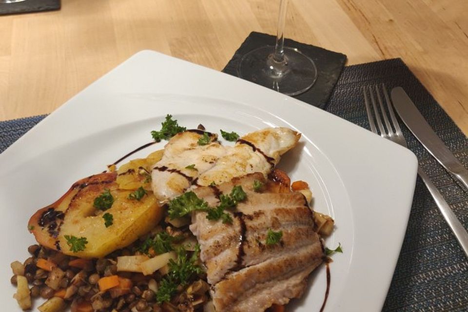 Doradenfilet auf gebratener Apfelscheibe mit Ingwerlinsen und Zitronengras Doradenfilet auf gebratener Apfelscheibe mit Ingwerlinsen und Zitronengras