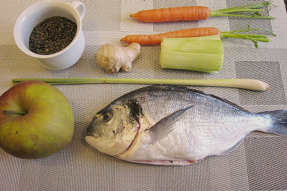 Doradenfilet auf gebratener Apfelscheibe mit Ingwerlinsen und Zitronengras Doradenfilet auf gebratener Apfelscheibe mit Ingwerlinsen und Zitronengras