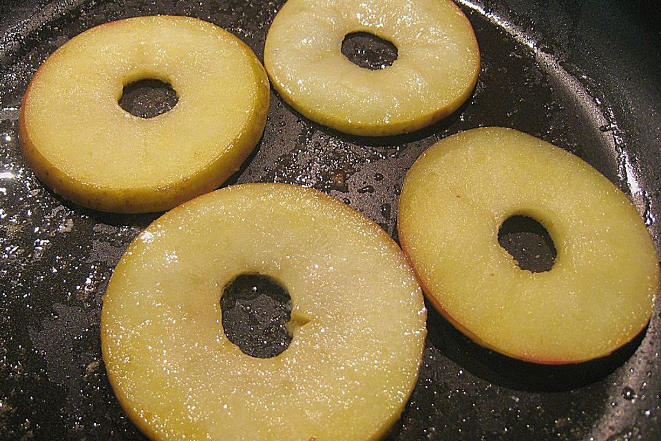 Doradenfilet auf gebratener Apfelscheibe mit Ingwerlinsen und Zitronengras Doradenfilet auf gebratener Apfelscheibe mit Ingwerlinsen und Zitronengras