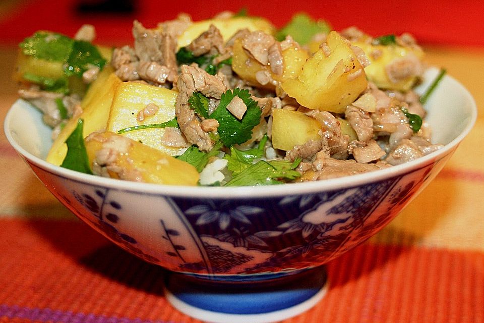 Schweinefleisch mit Koriander und frischer Ananas