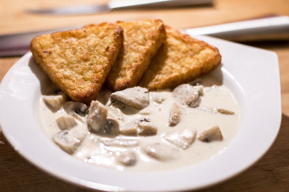 Champignons in Weißweinsauce auf Rösti