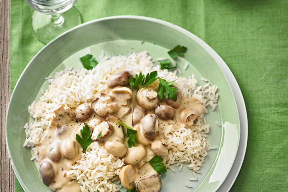 Champignons in Weißweinsauce auf Rösti