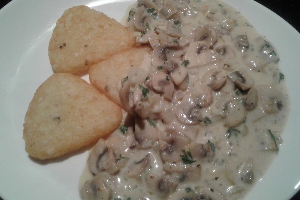 Champignons in Weißweinsauce auf Rösti