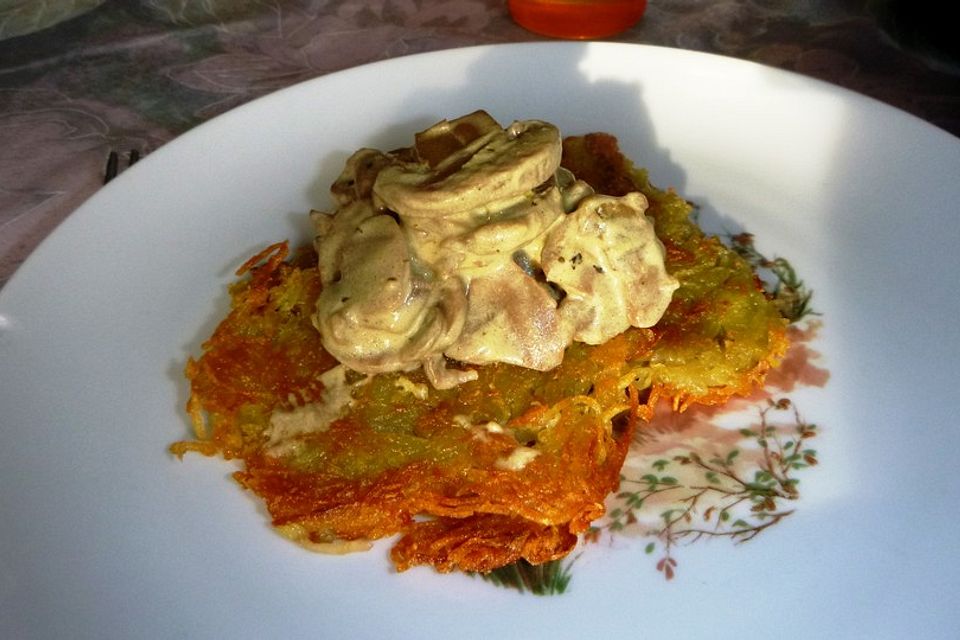 Champignons in Weißweinsauce auf Rösti