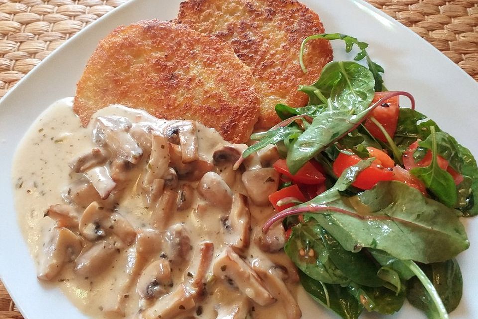 Champignons in Weißweinsauce auf Rösti