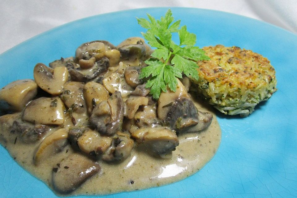 Champignons in Weißweinsauce auf Rösti